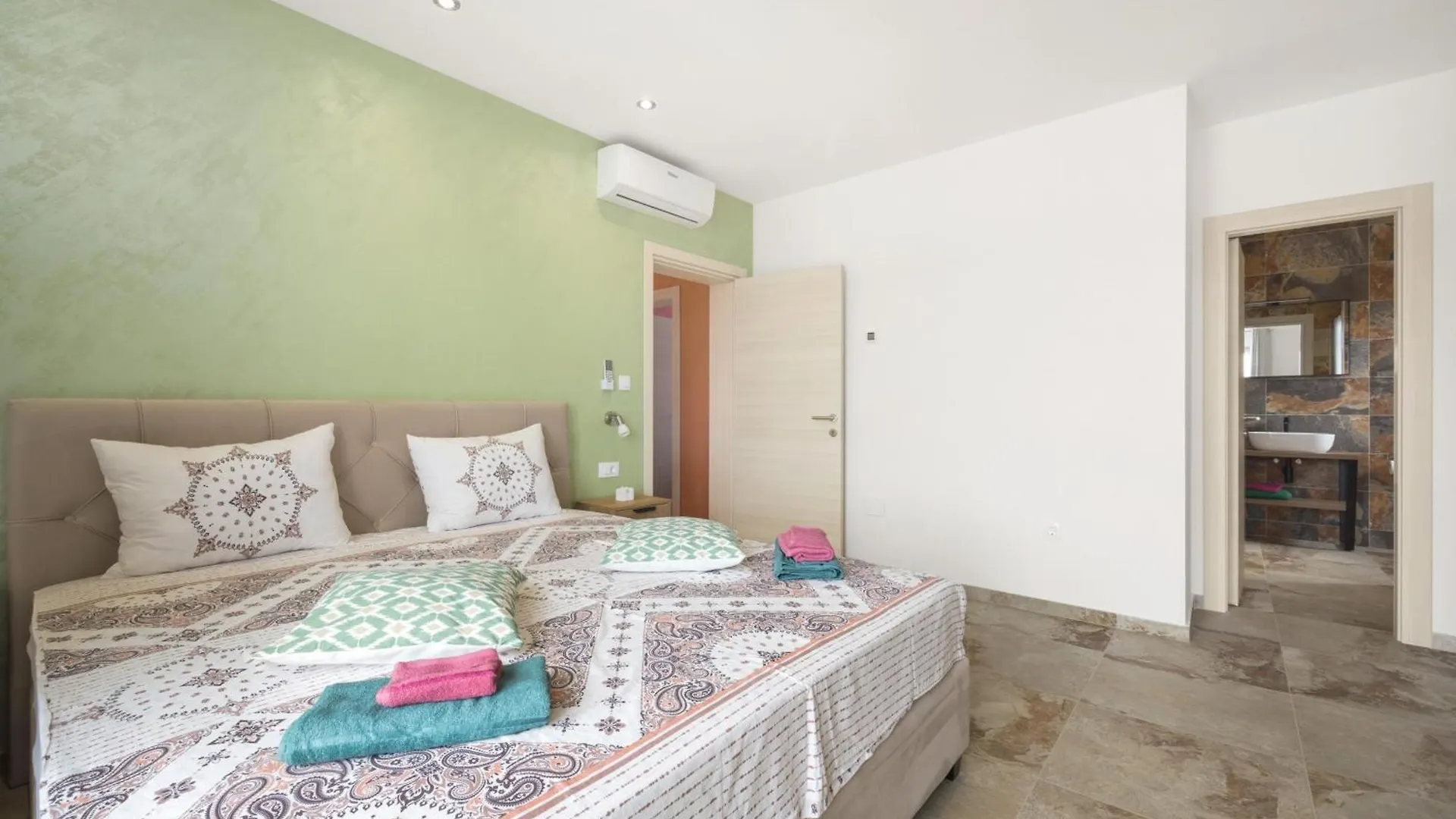 Villa Nur For 10 People Near Pula With 45 M2 Private Pool & Jacuzzi Only 2 Km From Beach