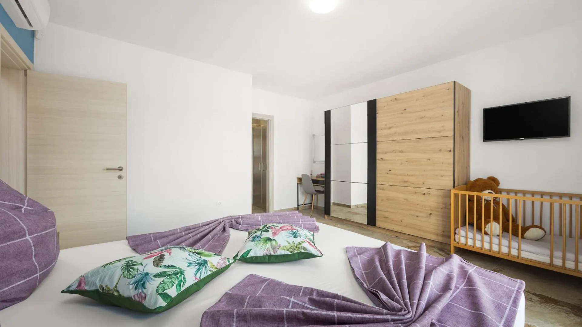 Villa Nur For 10 People Near Pula With 45 M2 Private Pool & Jacuzzi Only 2 Km From Beach