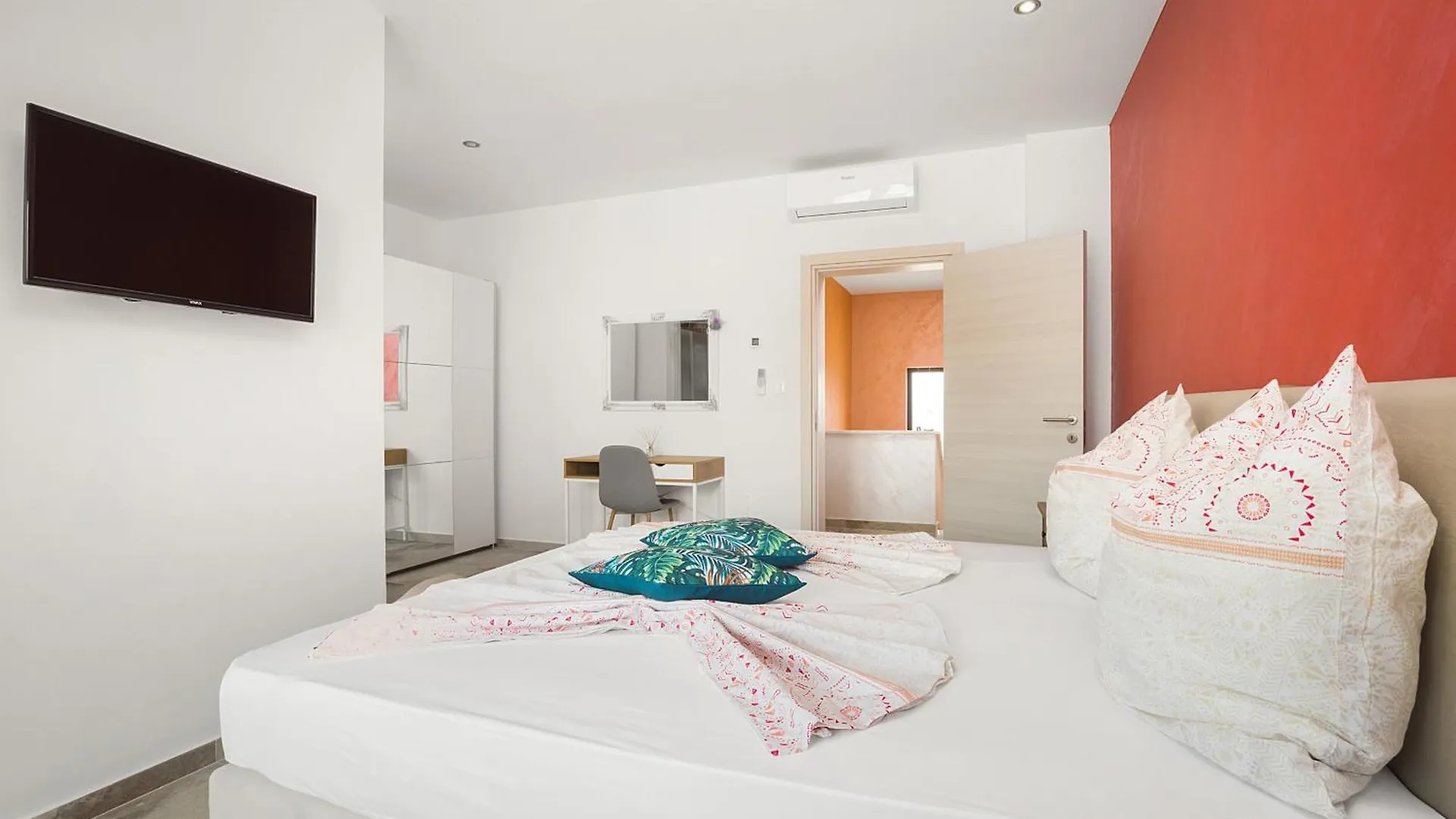 Villa Nur For 10 People Near Pula With 45 M2 Private Pool & Jacuzzi Only 2 Km From Beach