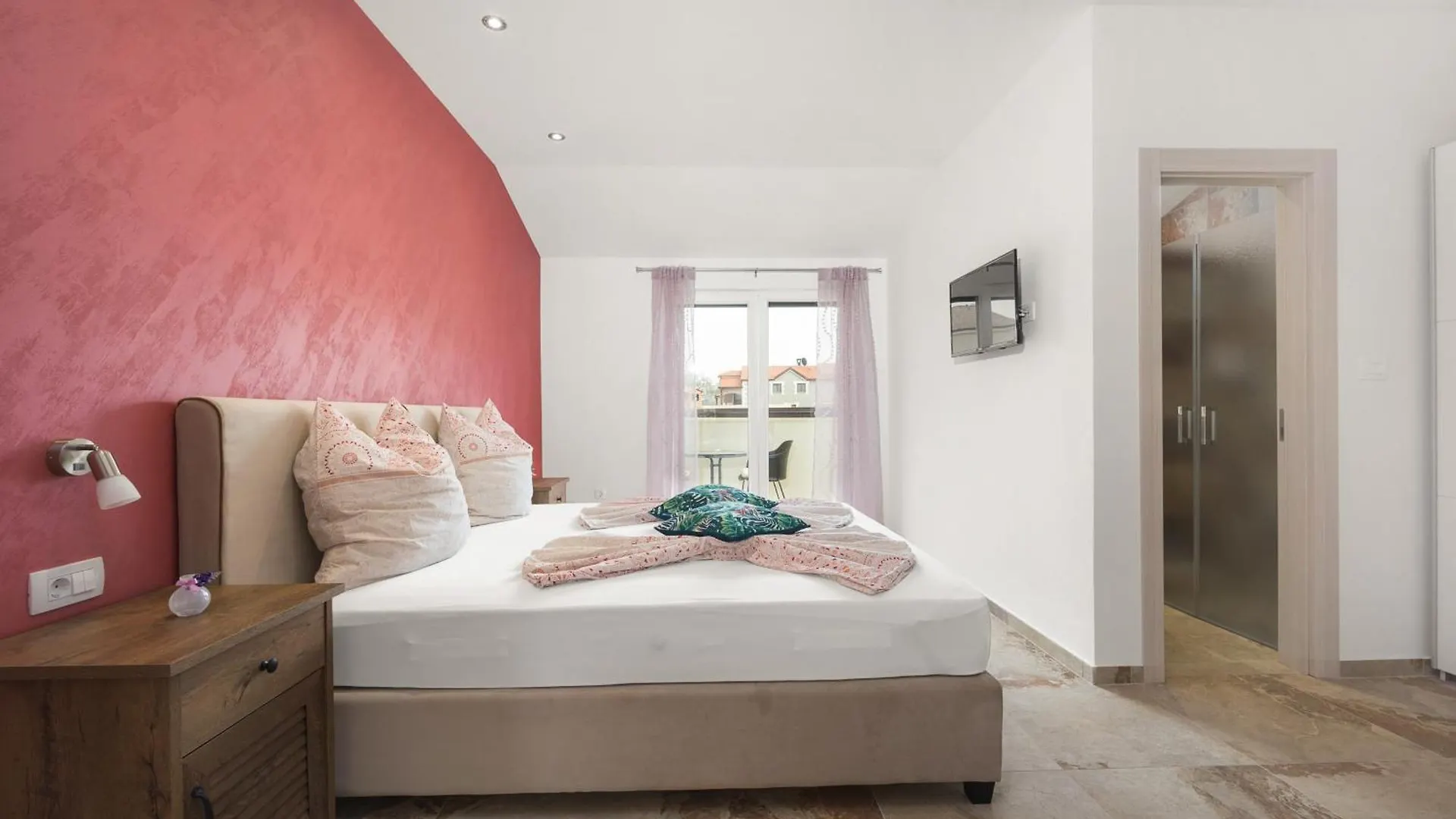 Villa Nur For 10 People Near Pula With 45 M2 Private Pool & Jacuzzi Only 2 Km From Beach Croatia