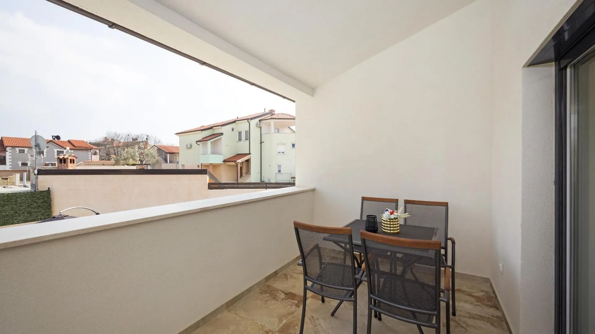 Villa Nur For 10 People Near Pula With 45 M2 Private Pool & Jacuzzi Only 2 Km From Beach