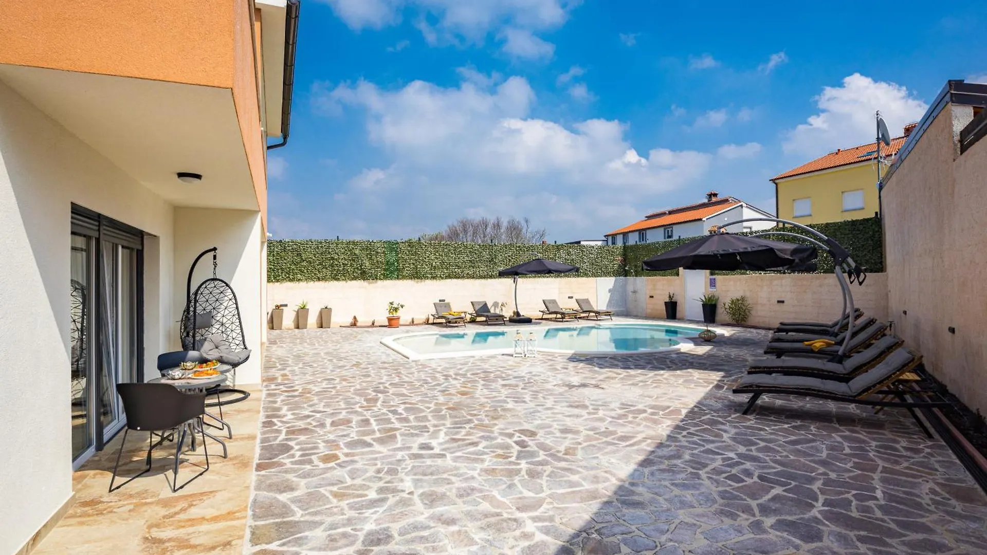Villa Nur For 10 People Near Pula With 45 M2 Private Pool & Jacuzzi Only 2 Km From Beach