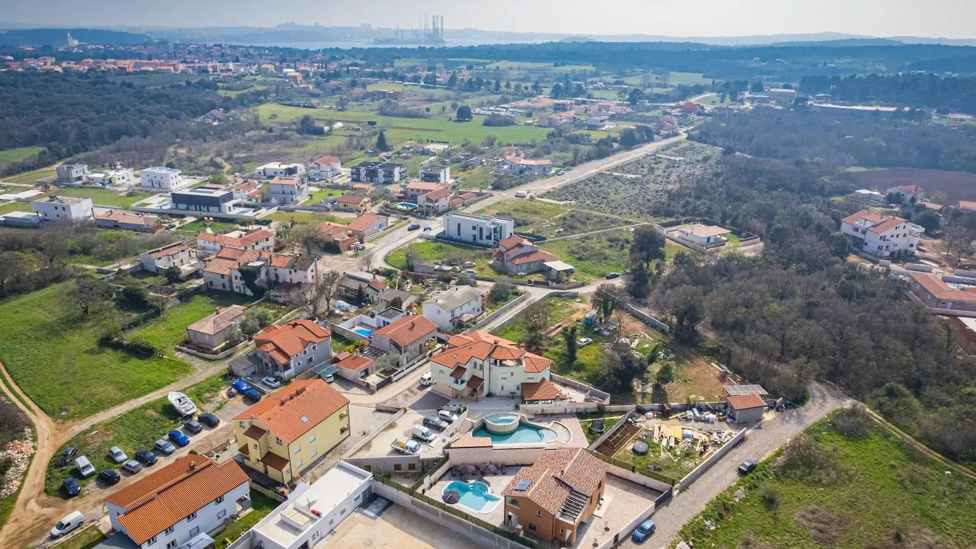 Villa Nur For 10 People Near Pula With 45 M2 Private Pool & Jacuzzi Only 2 Km From Beach