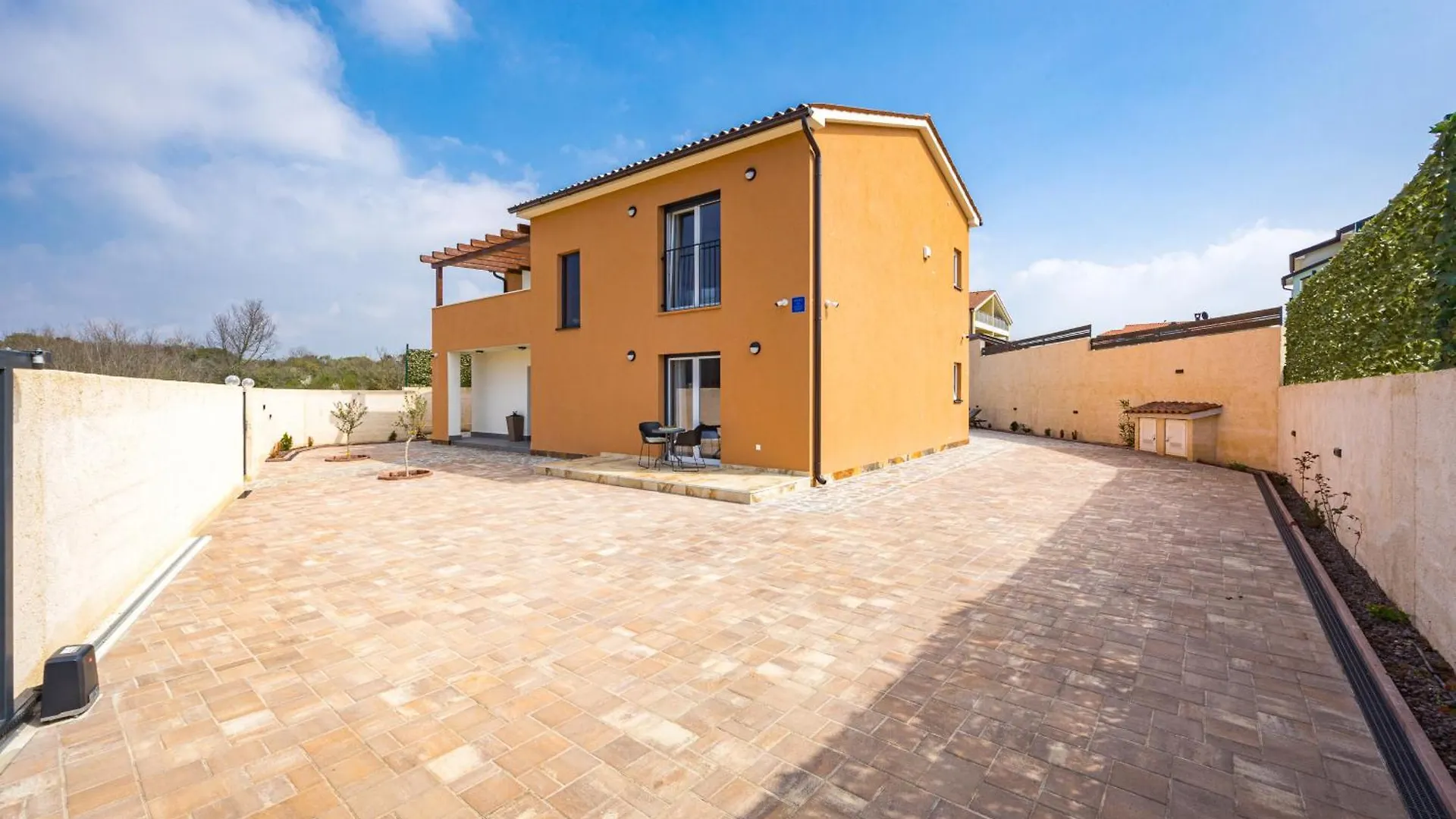 Villa Nur For 10 People Near Pula With 45 M2 Private Pool & Jacuzzi Only 2 Km From Beach
