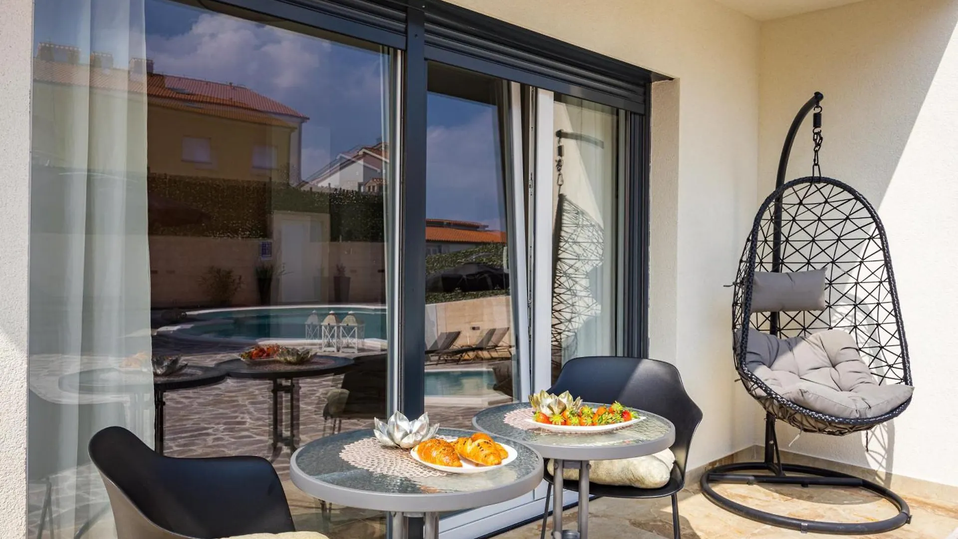 Villa Nur For 10 People Near Pula With 45 M2 Private Pool & Jacuzzi Only 2 Km From Beach