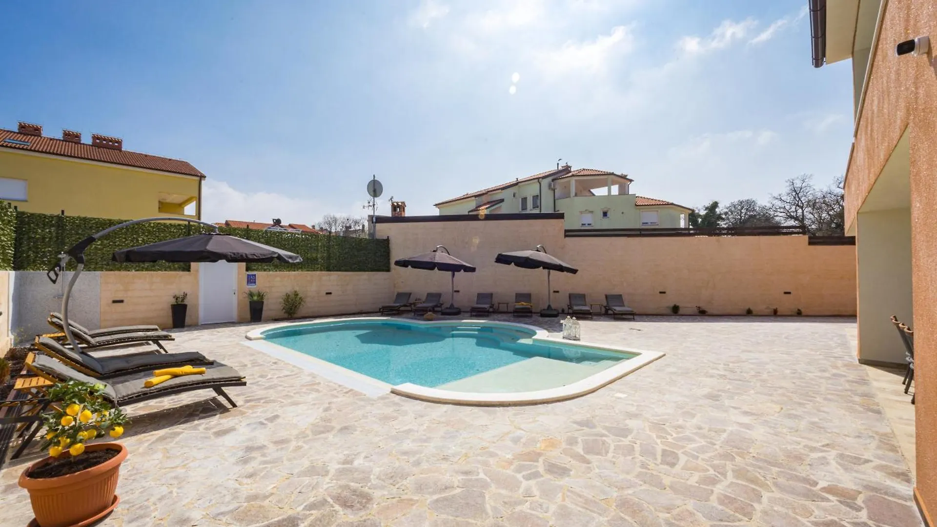 Villa Nur For 10 People Near Pula With 45 M2 Private Pool & Jacuzzi Only 2 Km From Beach