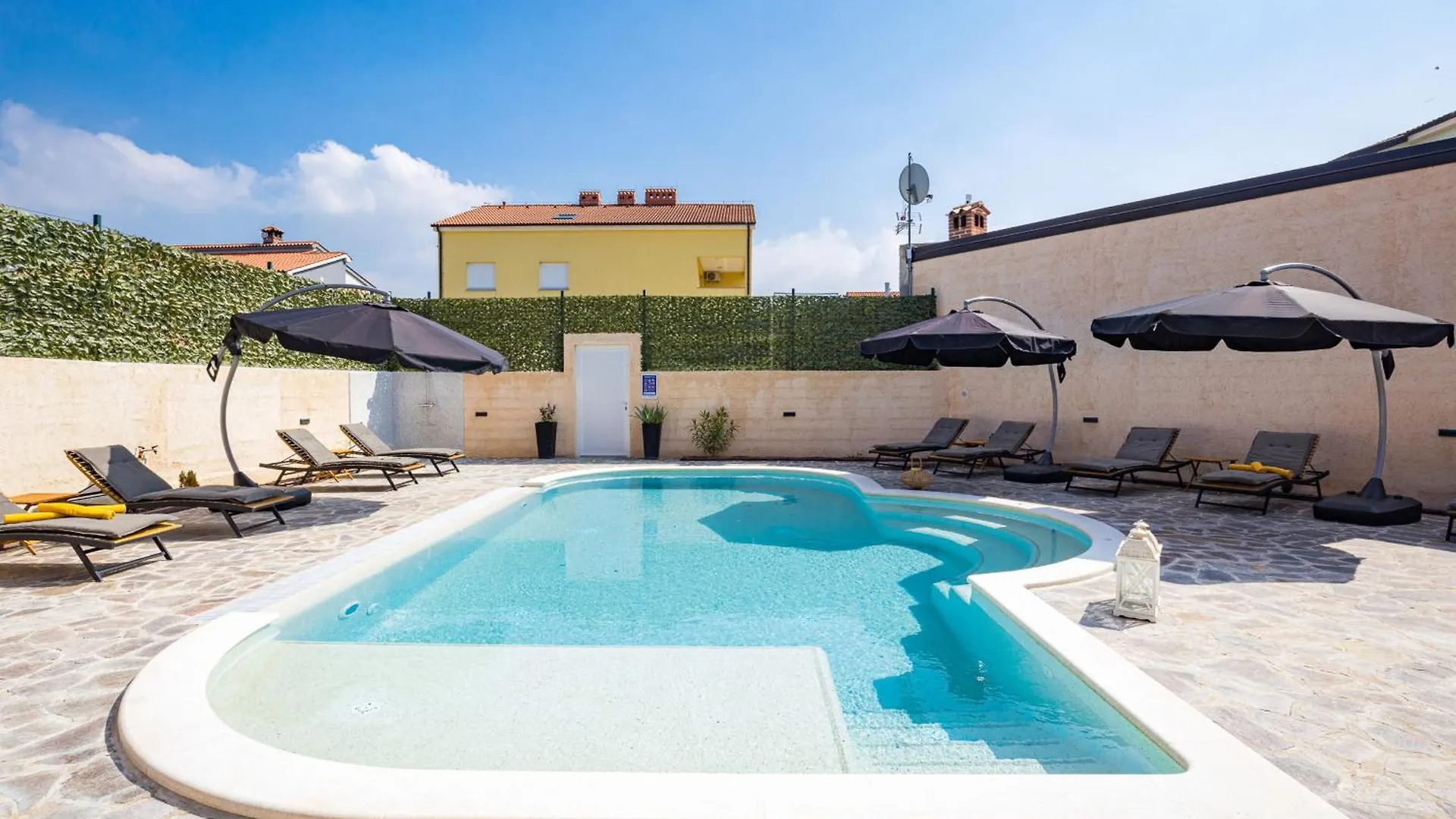 Villa Nur For 10 People Near Pula With 45 M2 Private Pool & Jacuzzi Only 2 Km From Beach