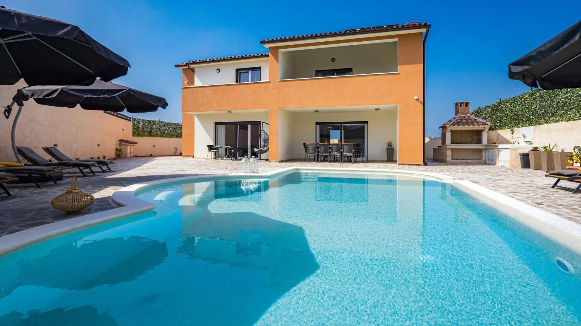 Villa Nur For 10 People Near Pula With 45 M2 Private Pool & Jacuzzi Only 2 Km From Beach