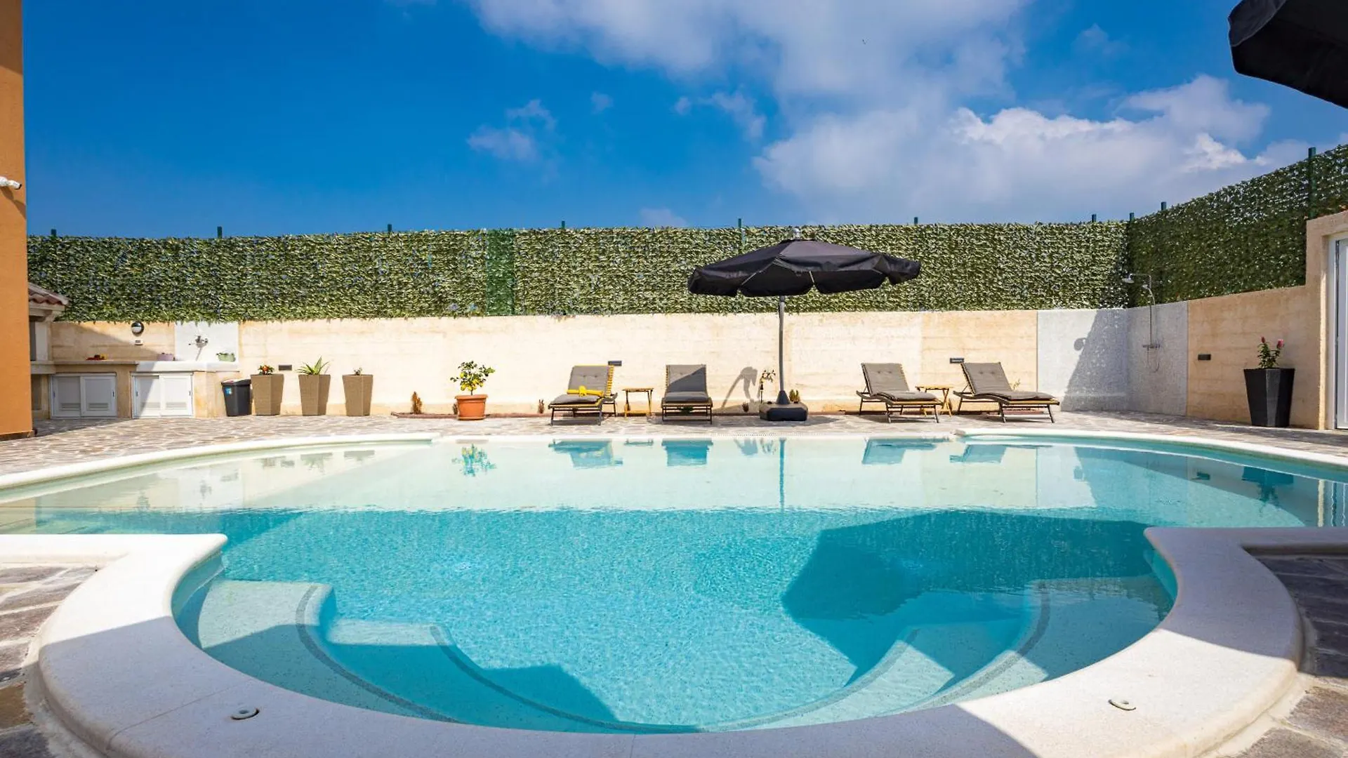 Villa Nur For 10 People Near Pula With 45 M2 Private Pool & Jacuzzi Only 2 Km From Beach Croatia