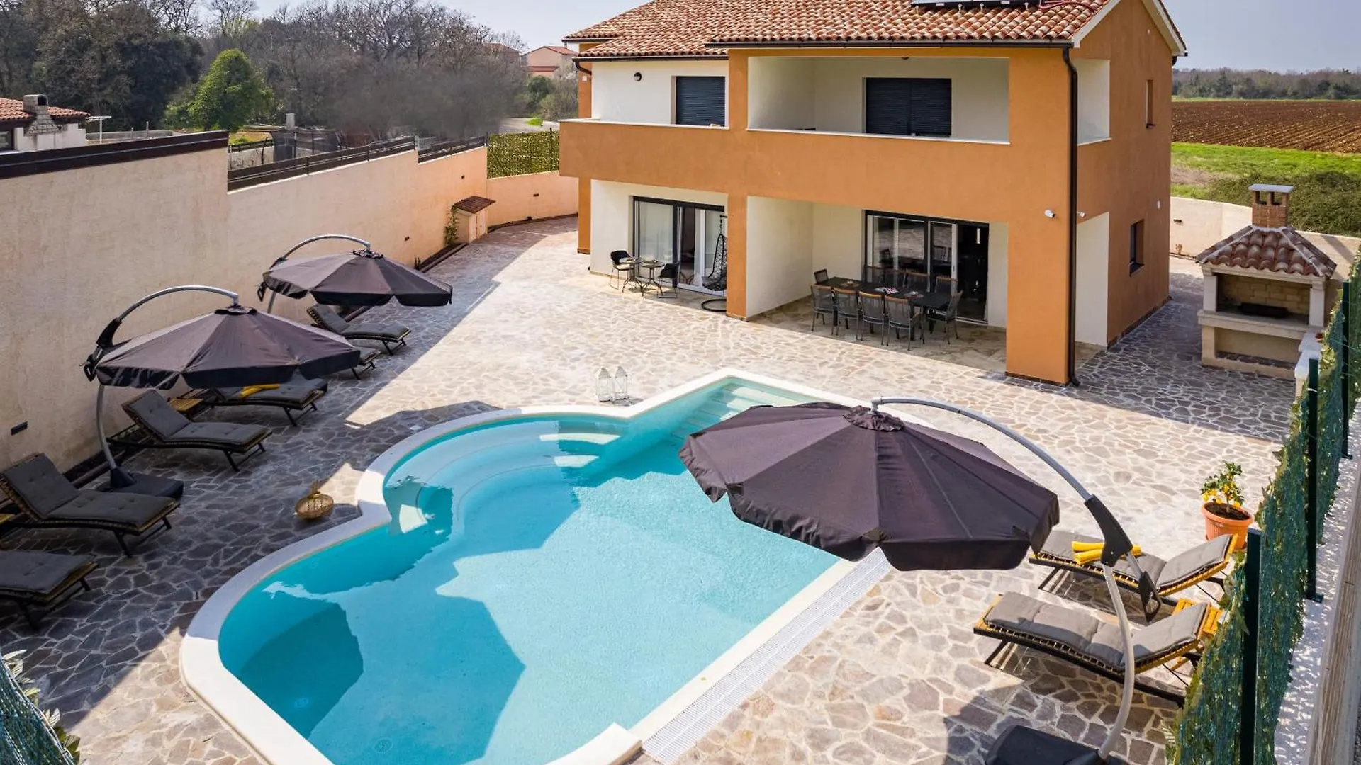 Villa Nur For 10 People Near Pula With 45 M2 Private Pool & Jacuzzi Only 2 Km From Beach